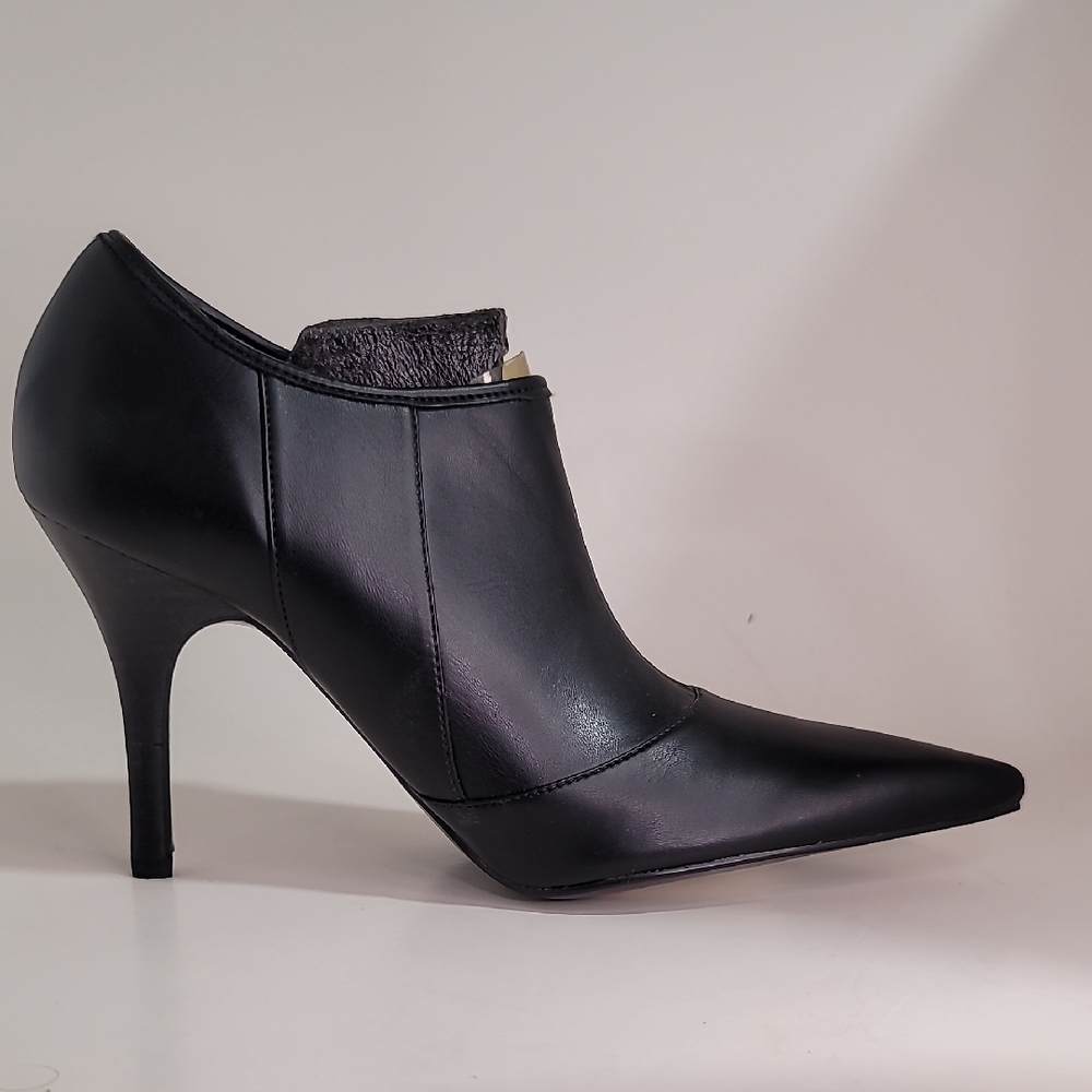 Guess by Marciano Black Pointed Toe Heels